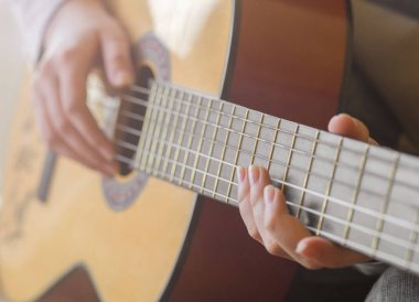 akustik gitar çalmaya kadının elleri yakın çekim