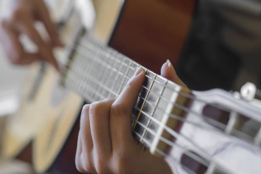 El ile gitar çalmayı \ / sanatçı \ / müzisyen