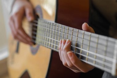 akustik gitar çalmaya kadının elleri yakın çekim