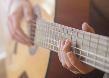 akustik gitar çalmaya kadının elleri yakın çekim