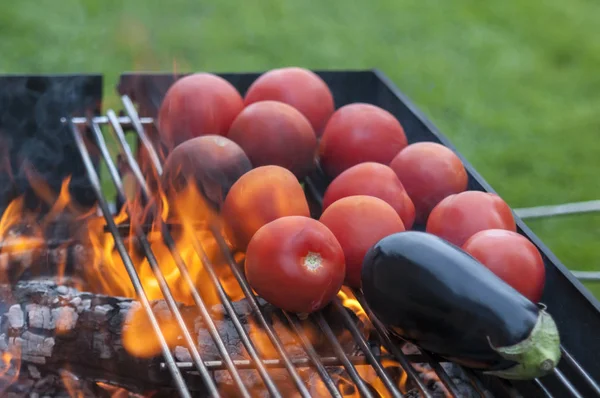 Gemüse auf dem Grill - Tomaten und Auberginen — Stockfoto