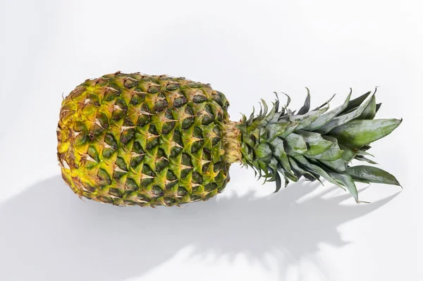 Een ananas op witte achtergrond — Stockfoto