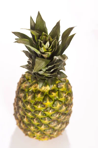 Een ananas op witte achtergrond — Stockfoto