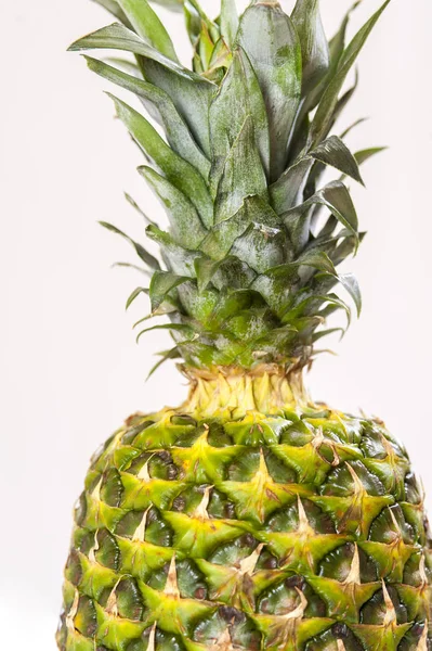 Een ananas op witte achtergrond — Stockfoto