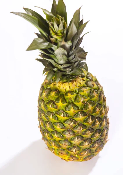Verse Ananas Witte Achtergrond — Stockfoto