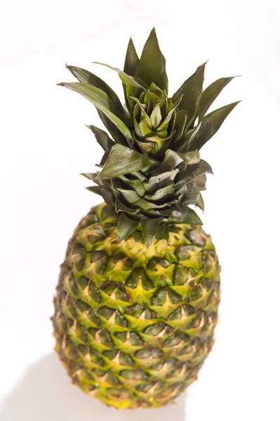 Een ananas op witte achtergrond — Gratis stockfoto