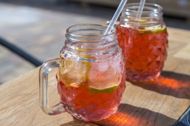 Tablo restoranda taze berry limonata