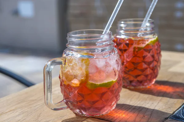 Frische Beerenlimonade Auf Dem Tisch Restaurant — Stockfoto