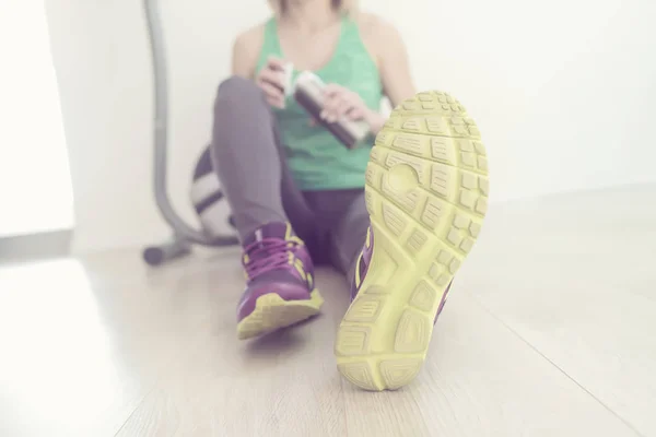 Kadın egzersiz egzersiz jimnastik salonu fitness son dakika içinde dinlenmek sonra eğitim spor Halter ve vücut geliştirme sağlıklı yaşam tarzı ile protein shake şişe tutan, atlet Oluşturucusu yaşam tarzı kas.