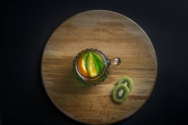 siyah arka plan üzerine taze limonata limonata