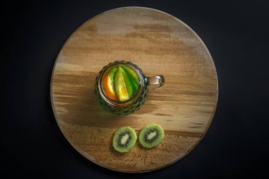 siyah arka plan üzerine taze limonata limonata