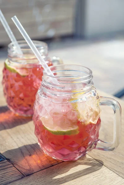 Raspberry limonade met citroen in houten tafel — Gratis stockfoto