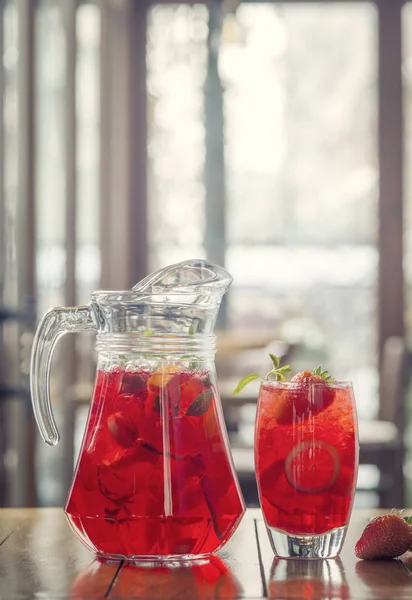 Limonade aux fraises à la lime et à la menthe — Photo