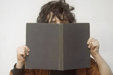 Bir çocuk onun elinde bir kitapla