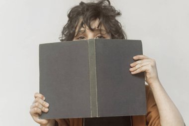 Bir çocuk onun elinde bir kitapla