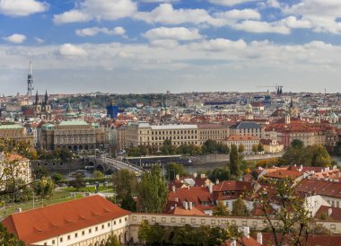 Prague, Czezh Cumhuriyeti. Eski çekici doğal sonbahar havadan görünümü