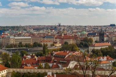 Prague, Czezh Cumhuriyeti. Eski çekici doğal sonbahar havadan görünümü