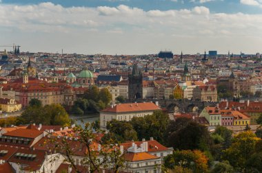 Prague, Czezh Cumhuriyeti. Eski çekici doğal sonbahar havadan görünümü