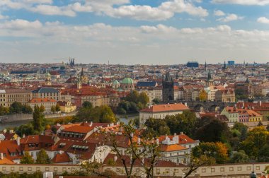 Prague, Czezh Cumhuriyeti. Eski çekici doğal sonbahar havadan görünümü