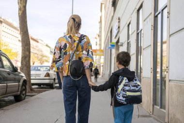 Sevimli küçük çocuğa annesi ile okul