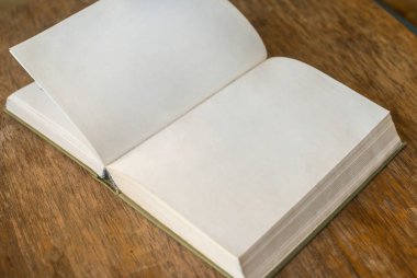 Tahta masadaki eski kitap.