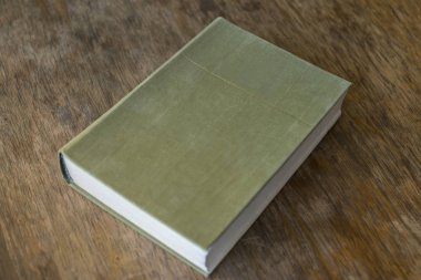 Tahta masadaki eski kitap.