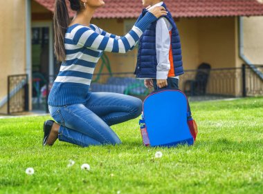 Annem sabah çocukları okula göndermeye hazırlanıyor. E