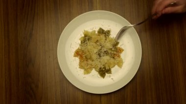  Çatal ile makarna yemek 