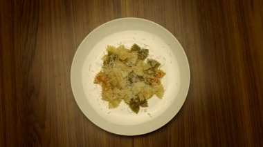  Çatal ile makarna yemek 