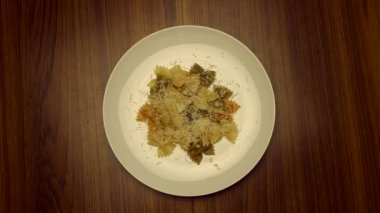  Çatal ile makarna yemek 