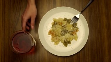  Makarna çatalla yemek ve şarap içmek