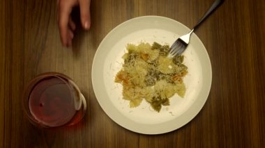  Makarna çatalla yemek ve şarap içmek