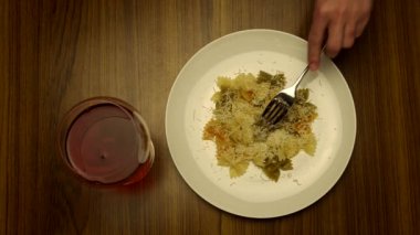  Makarna çatalla yemek ve şarap içmek