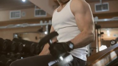 adam spor salonunda egzersiz