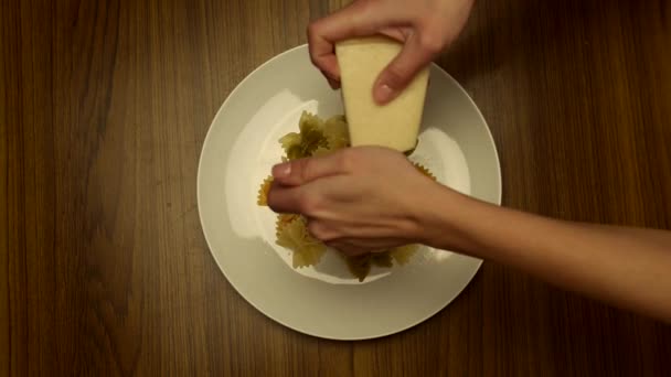 Kocken Lägga Ost Pasta — Stockvideo