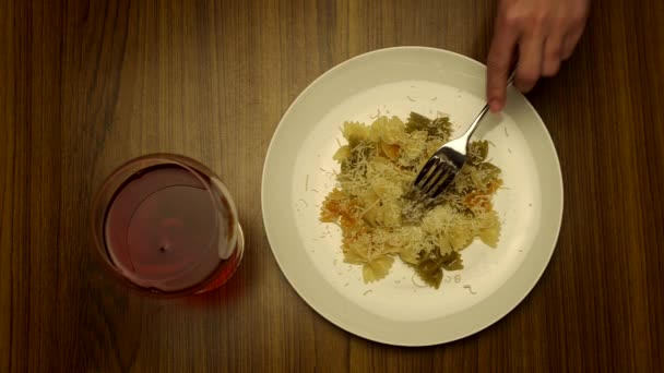 Comer Pasta Con Tenedor Beber Vino — Vídeo de stock