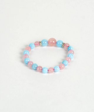 Beyaz arka plan üzerinde taş bilezik