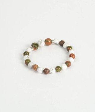 Beyaz arka plan üzerinde taş bilezik