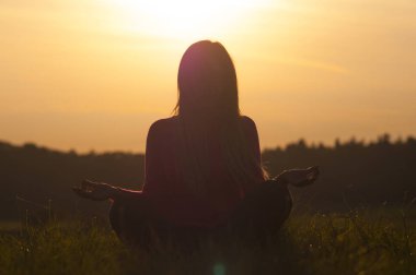 gün batımında huzur ve yoga pratik kullanımda