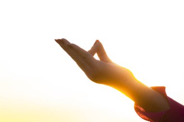 Bir sıcaklık ba ile günbatımı Yoga egzersiz bir kadının arka ışık