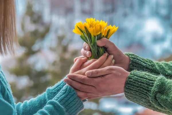 Jovem casal amoroso de mãos dadas um ao outro com buquê de yel — Fotografia de Stock