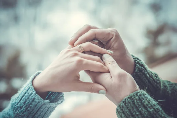 Мужчина надевает кольцо на палец девушки. влюбленная пара — стоковое фото