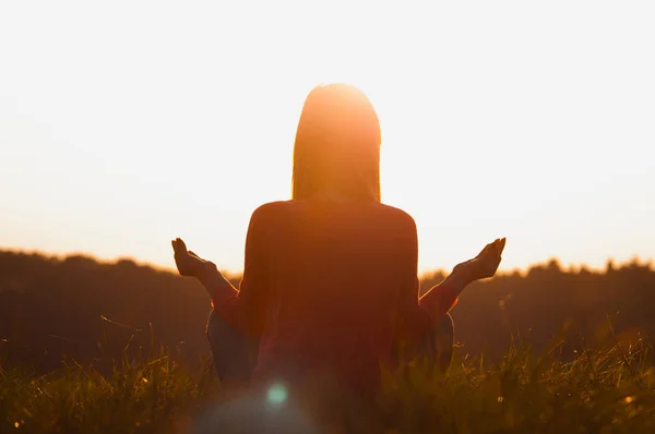 Serenity and yoga practice in at sunset — Stock Photo, Image