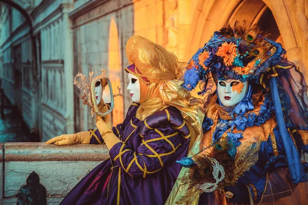 Coloridas máscaras de carnaval en un festival tradicional en Venecia, Ita — Foto de Stock