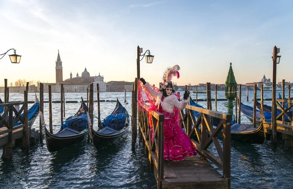 Venedik, Ita geleneksel bir festivalde renkli karnaval maskeleri — Stok fotoğraf