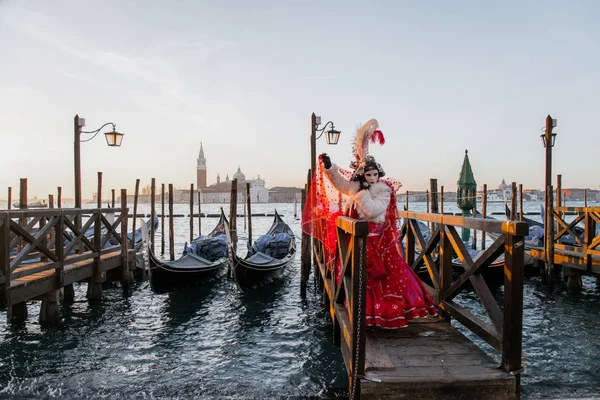 Coloridas máscaras de carnaval en un festival tradicional en Venecia, Ita —  Fotos de Stock