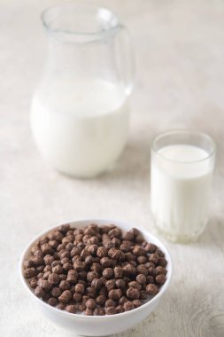 Kahvaltı: Çikolata topları, taze inek sütü, seçici odak