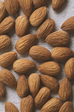 Soyulmuş badem kapanıyor. Organik fındık. Vejetaryenler için..