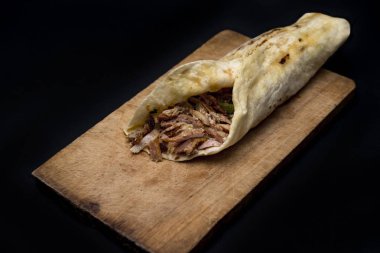 Doner Kebap Gyros Shawarma bifteği ya da ahşap arka planda tavuklu sandviç.