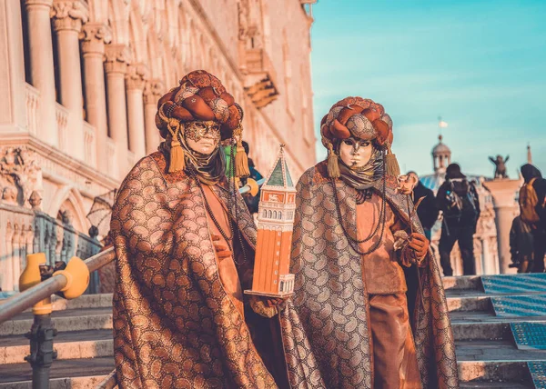 Красочные карнавальные маски на традиционном фестивале в Венеции, Ита — стоковое фото
